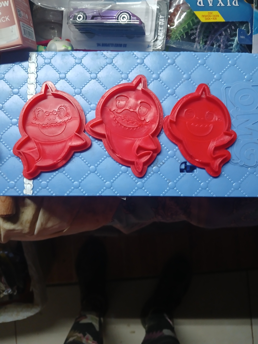 red plastic Baby Shark cookie cutter X3 Lot